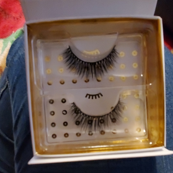 Lashes - Picture 2 of 3